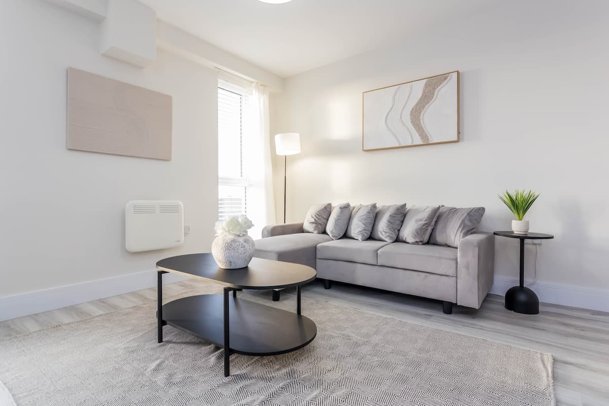 Modern 3 Bedroom Apartment | Parking | Washington