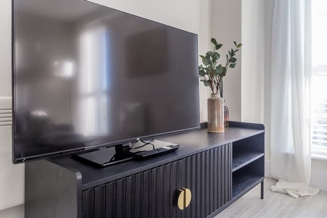 Modern 3 Bedroom Apartment | Parking | Washington - View 2