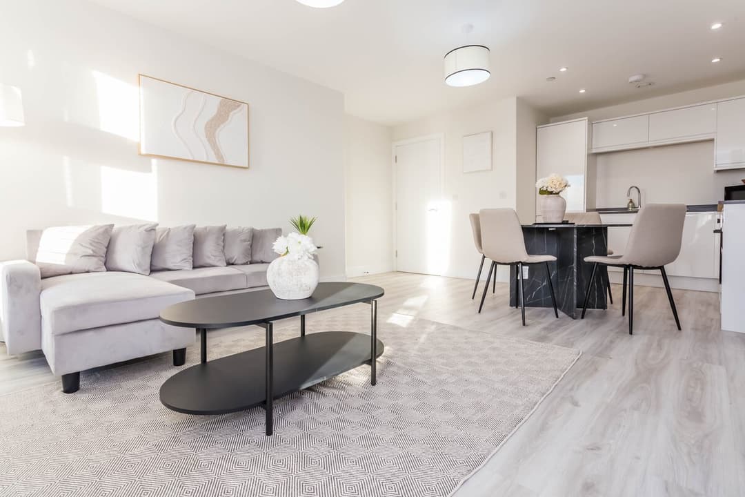 Modern 3 Bedroom Apartment | Parking | Washington - View 10