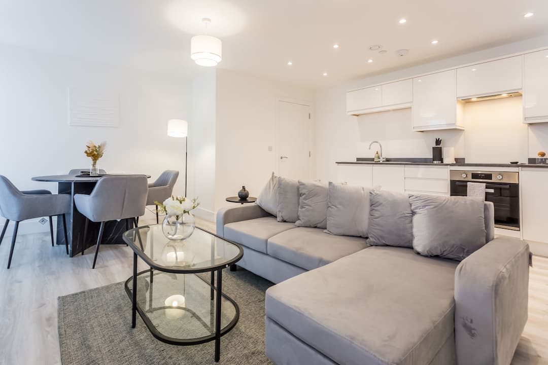 2 Bedroom Apartment | Parking | Washington - View 3