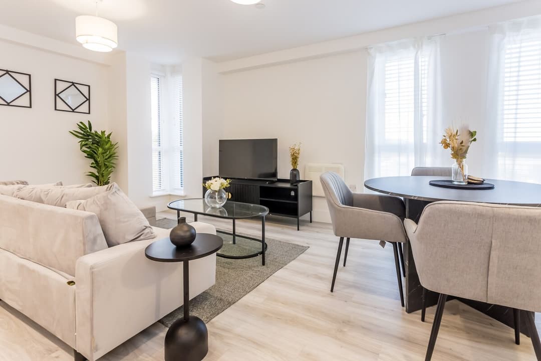 2 Bedroom Apartment | Parking | Washington - View 4