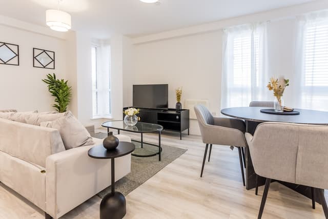 2 Bedroom Apartment | Parking | Washington - View 3
