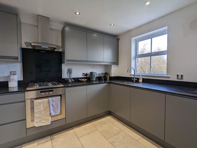 5 Bedroom House | 3 Bathroom | Parking | Durham - View 4