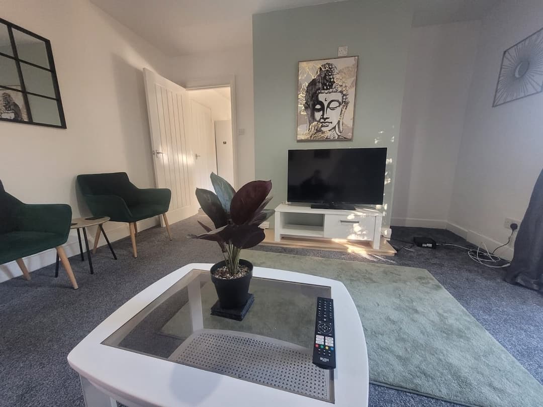 3 Bedroom House | Parking| Contractor Friendly | Leeds - View 1