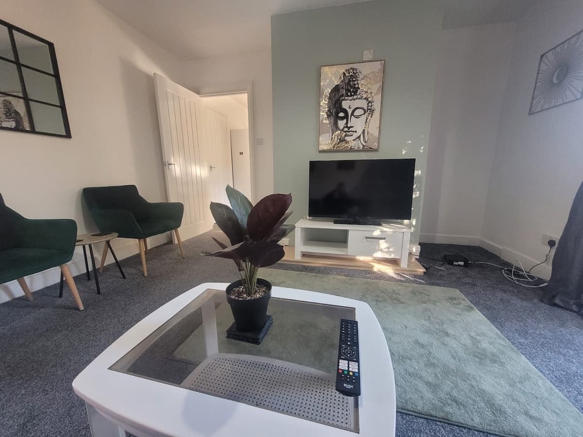3 Bedroom House | Parking| Contractor Friendly | Leeds
