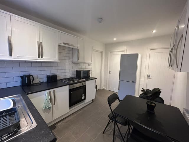 3 Bedroom House | Parking| Contractor Friendly | Leeds - View 2