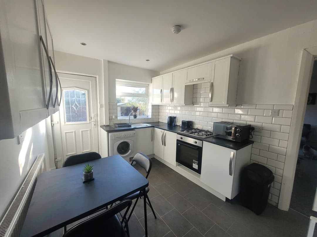 3 Bedroom House | Parking| Contractor Friendly | Leeds - View 4