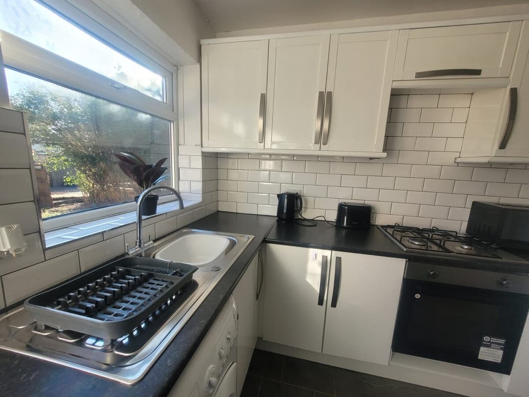 3 Bedroom House | Parking| Contractor Friendly | Leeds - View 5