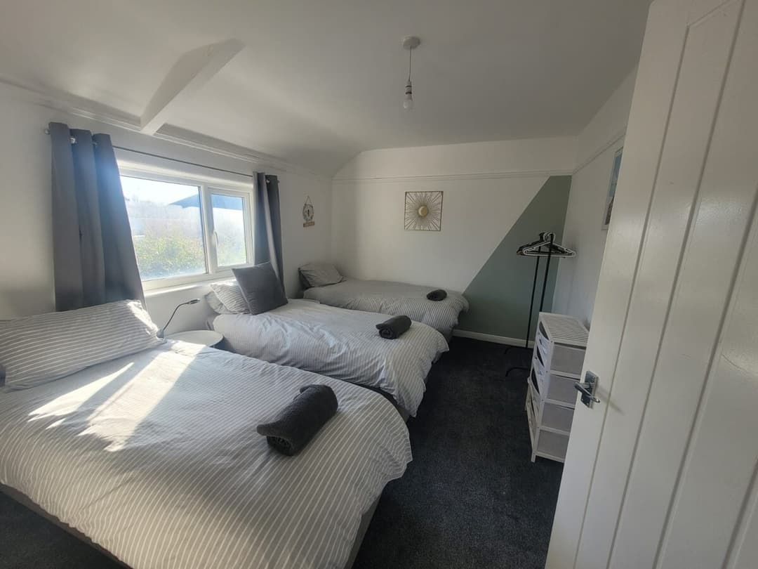 3 Bedroom House | Parking| Contractor Friendly | Leeds - View 6