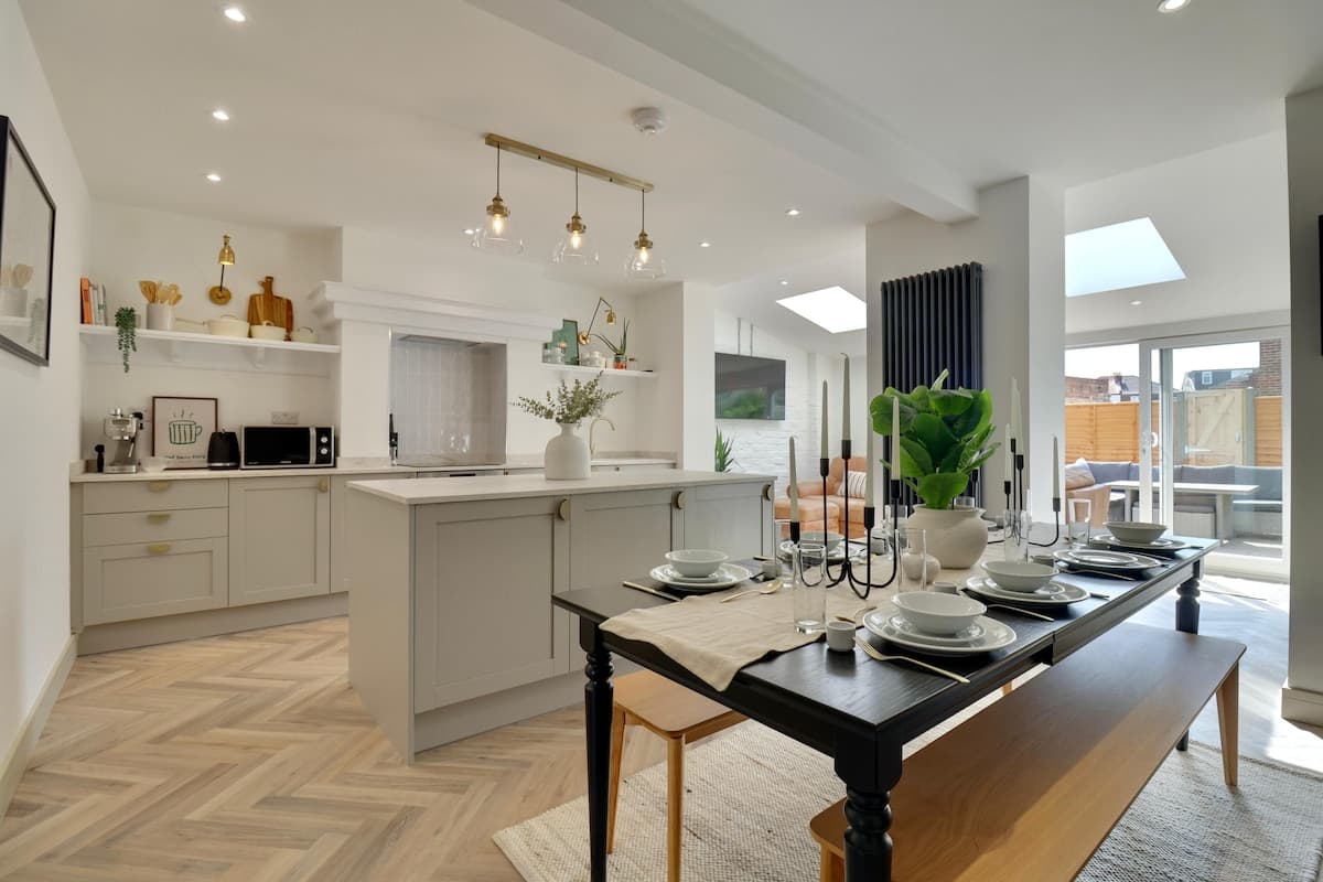 Beautifully Refurbed Cosy Four Bed Home With Double Parking And Ev Car Charging