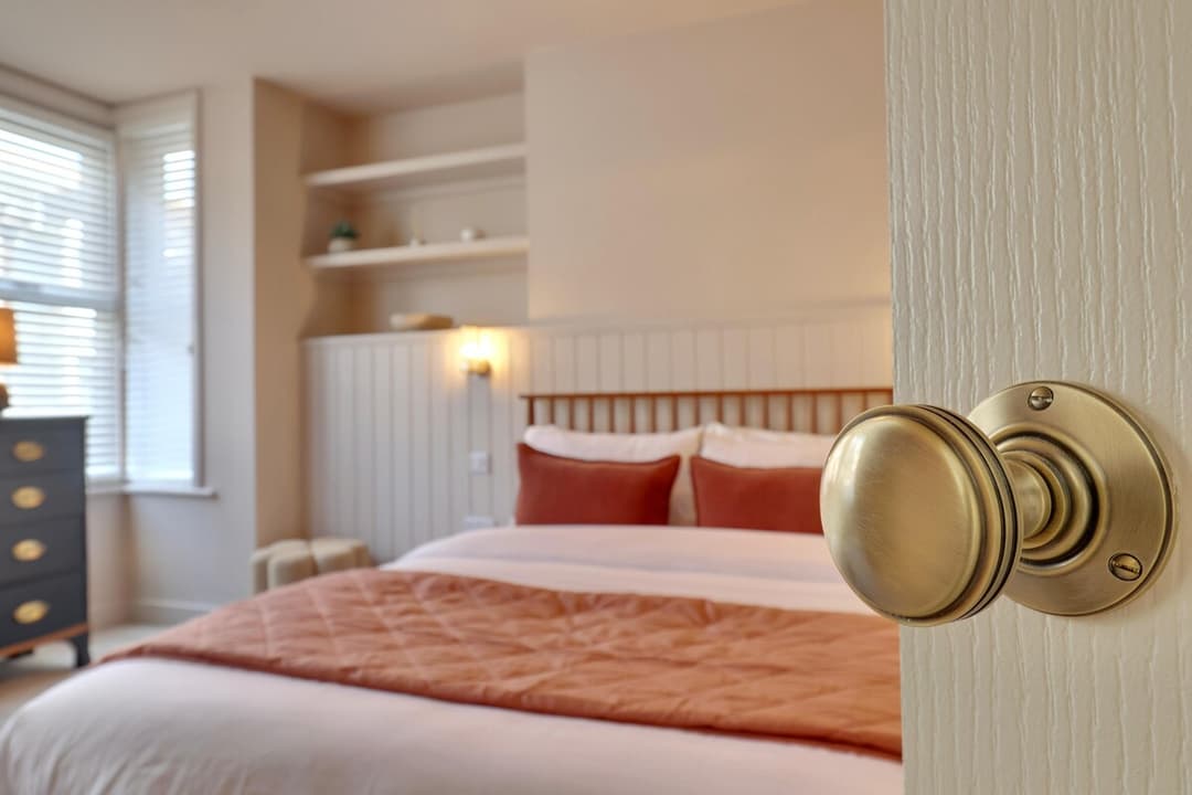 Beautifully Refurbed Cosy Four Bed Home With Double Parking And Ev Car Charging - View 6