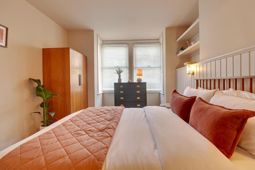 Beautifully Refurbed Cosy Four Bed Home With Double Parking And Ev Car Charging - View 7