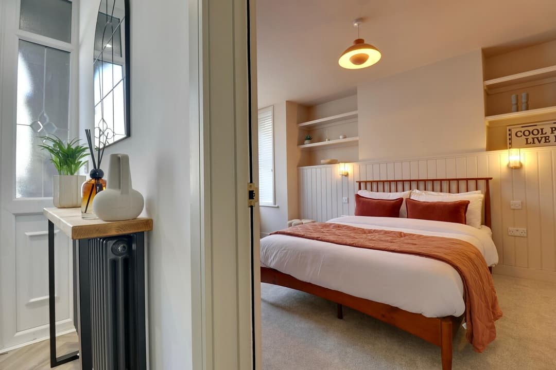 Beautifully Refurbed Cosy Four Bed Home With Double Parking And Ev Car Charging - View 8