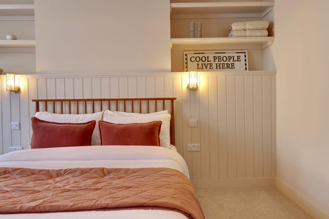 Beautifully Refurbed Cosy Four Bed Home With Double Parking And Ev Car Charging - View 9