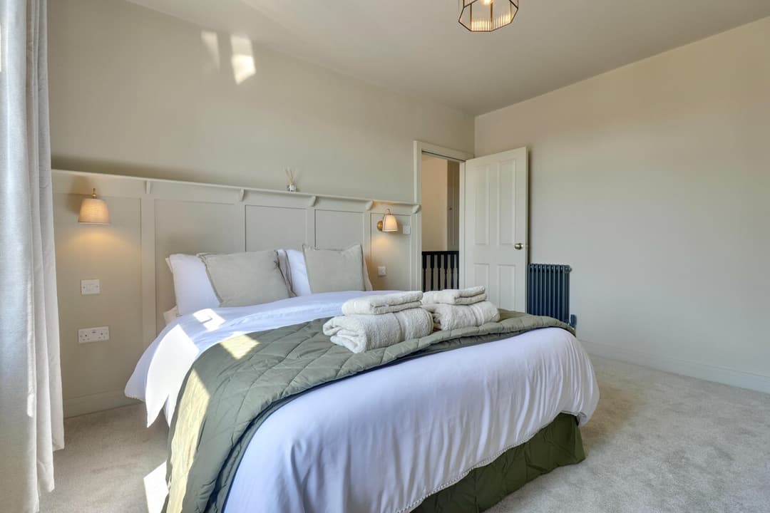 Beautifully Refurbed Cosy Four Bed Home With Double Parking And Ev Car Charging - View 10
