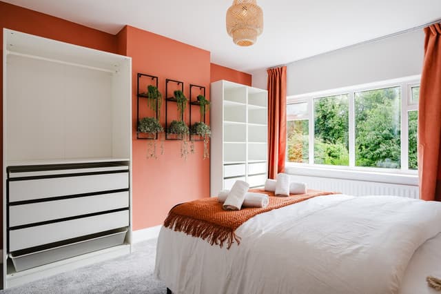 4-bed W/fast Wi-fi & Parking - View 1