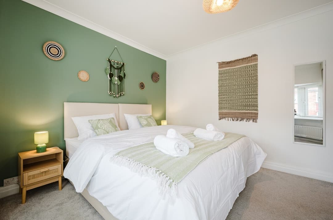 4-bed W/fast Wi-fi & Parking - View 3