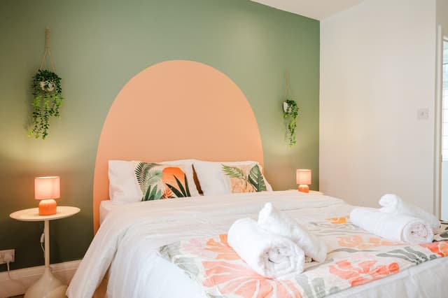 4-bed W/fast Wi-fi & Parking - View 3