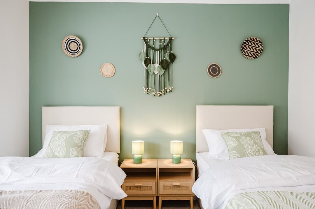 4-bed W/fast Wi-fi & Parking - View 5