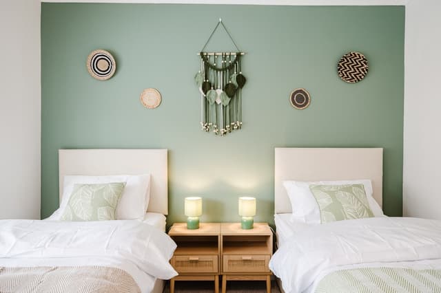 4-bed W/fast Wi-fi & Parking - View 4