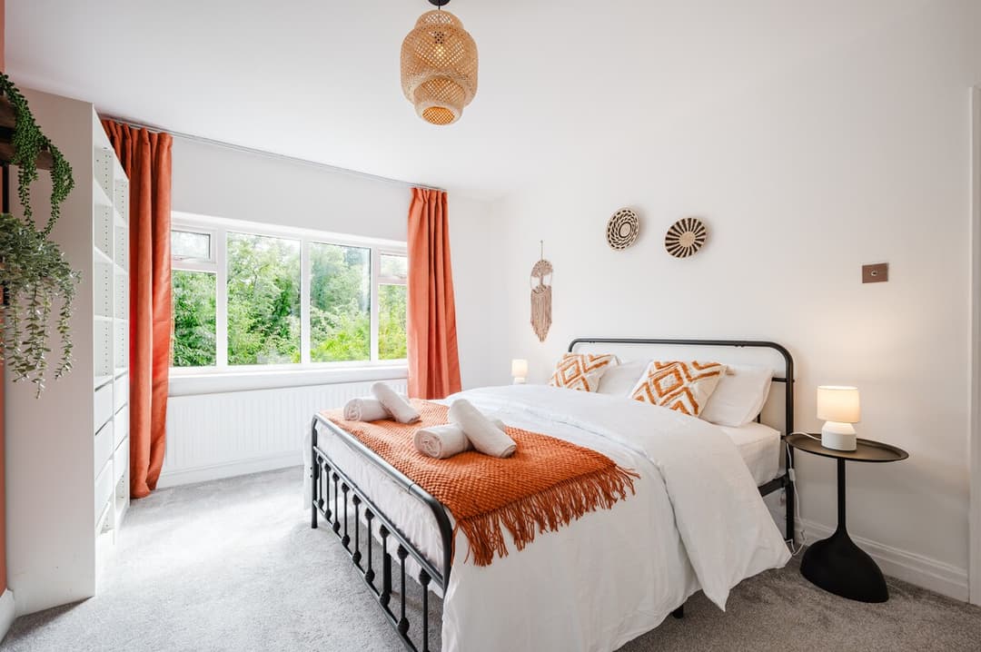 4-bed W/fast Wi-fi & Parking - View 6