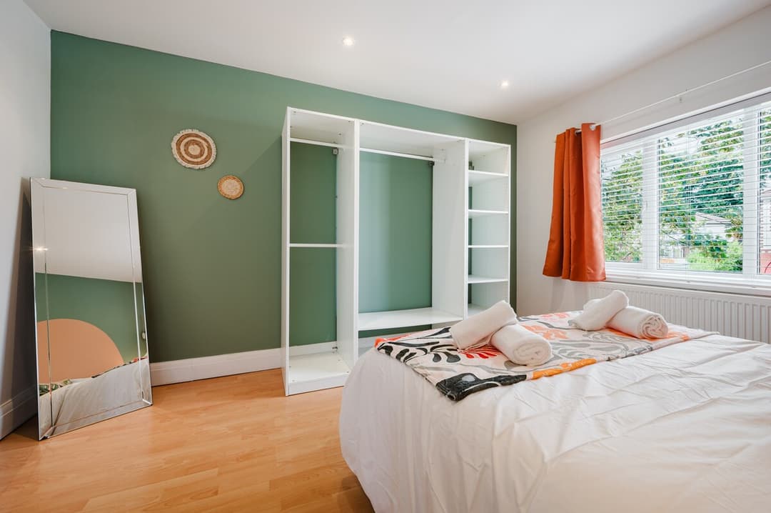 4-bed W/fast Wi-fi & Parking - View 8