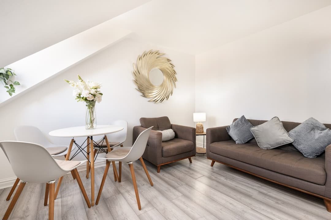 2 Bedroom Flat In Reading Rg1 - Free Parking - View 1