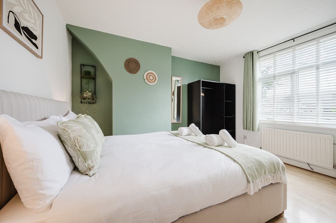 Heaton Parkside Charm And City Comfort 3 Bedroom | Parking - View 7
