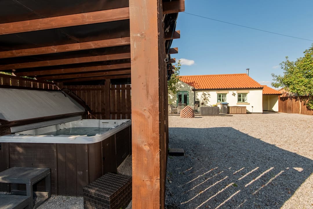 3 Bedroom Cottage - A Cosy Cottage With Hot Tub - View 33