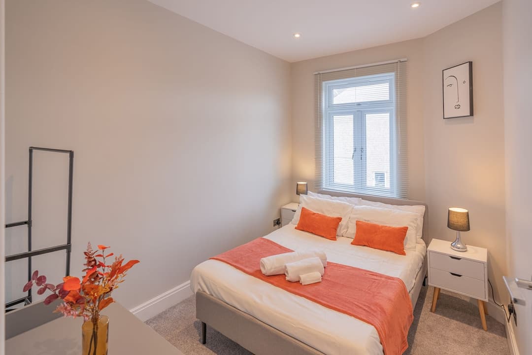 Cosy 3BR Home For Contractors | Free Parking - View 4