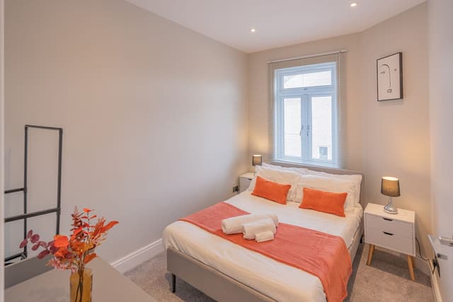 Cosy 3BR Home For Contractors | Free Parking - View 3
