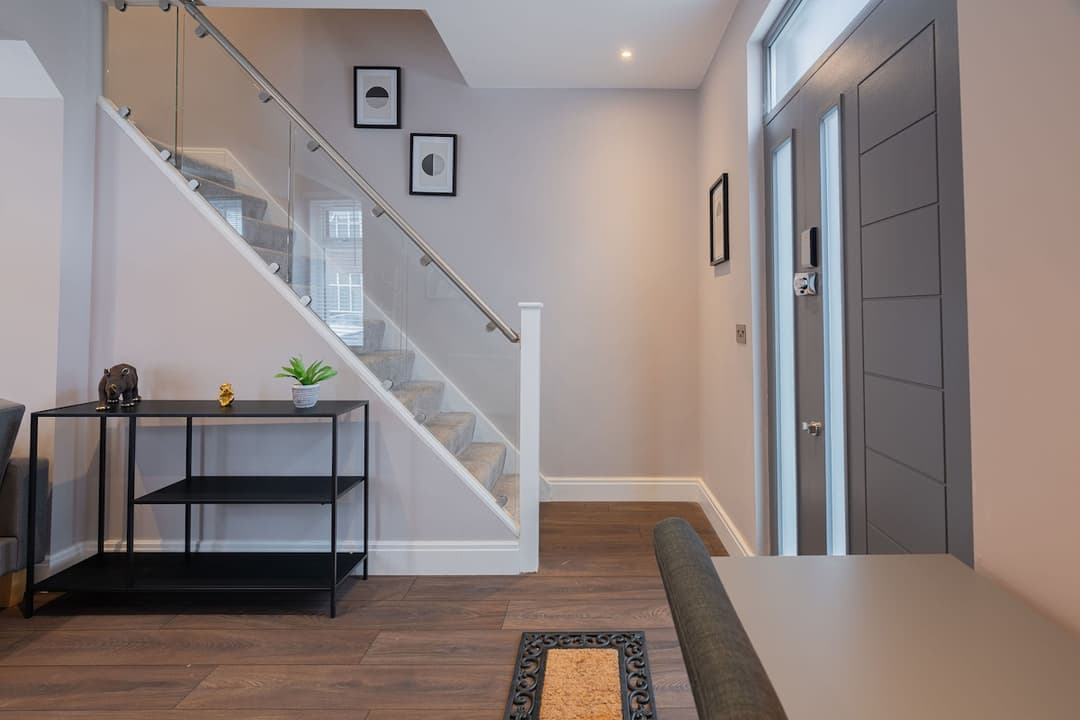 Cosy 3BR Home For Contractors | Free Parking - View 5