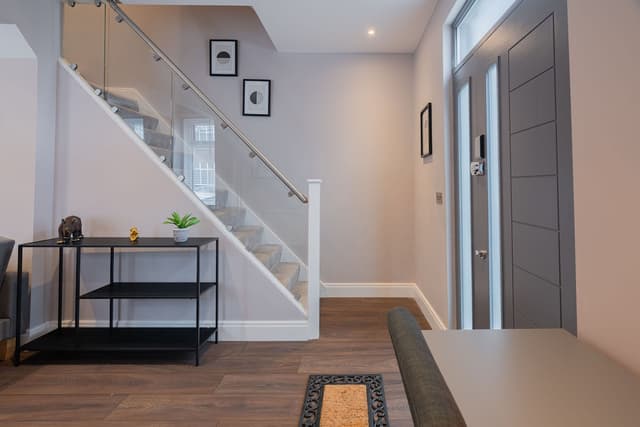Cosy 3BR Home For Contractors | Free Parking - View 4