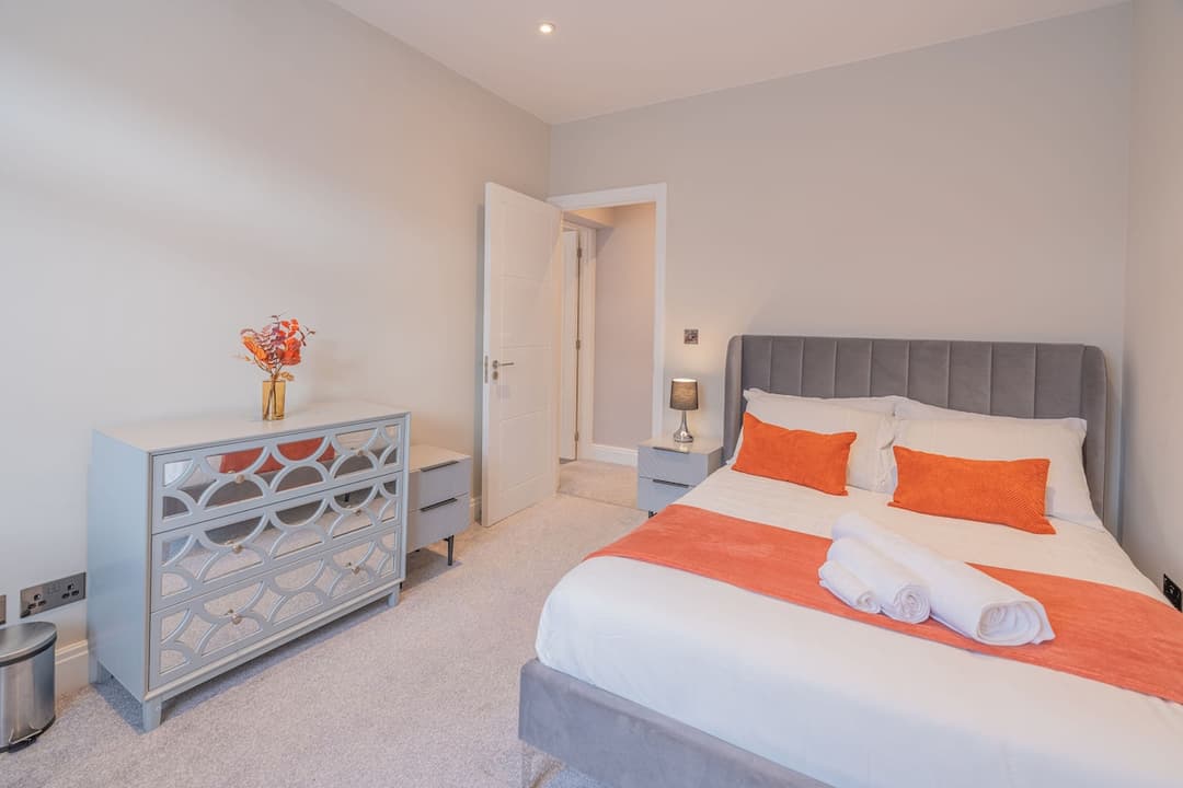 Cosy 3BR Home For Contractors | Free Parking - View 7
