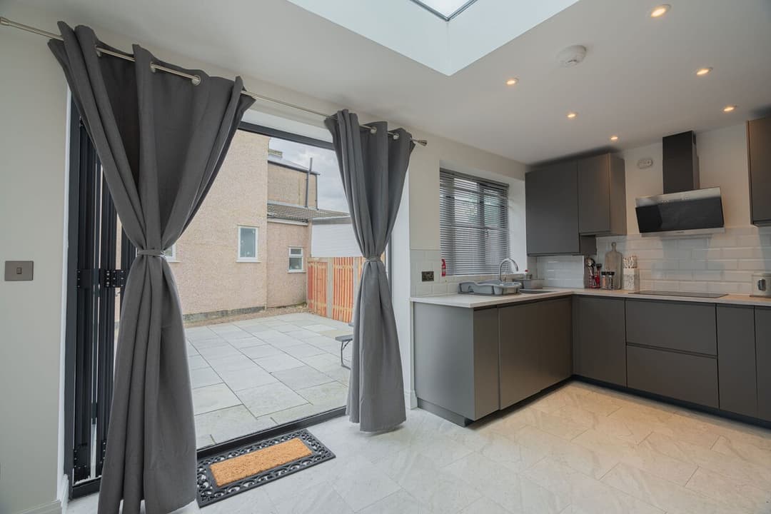 Cosy 3BR Home For Contractors | Free Parking - View 8