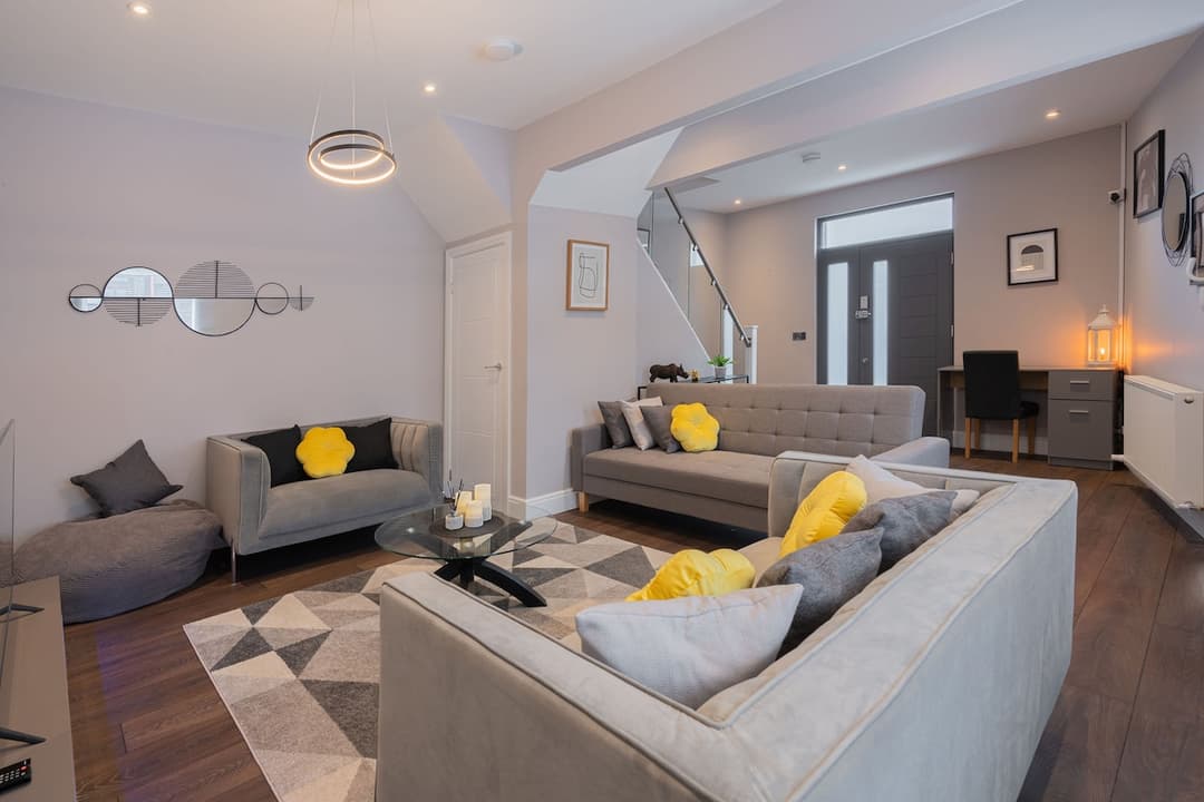 Cosy 3BR Home For Contractors | Free Parking - View 2