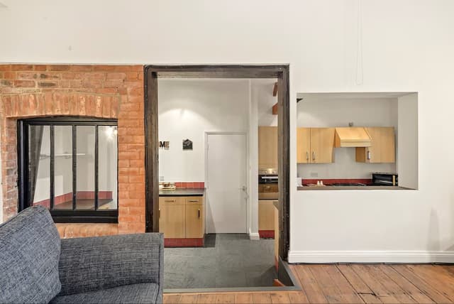 City apt ideal for contractors & weekend stays - View 3