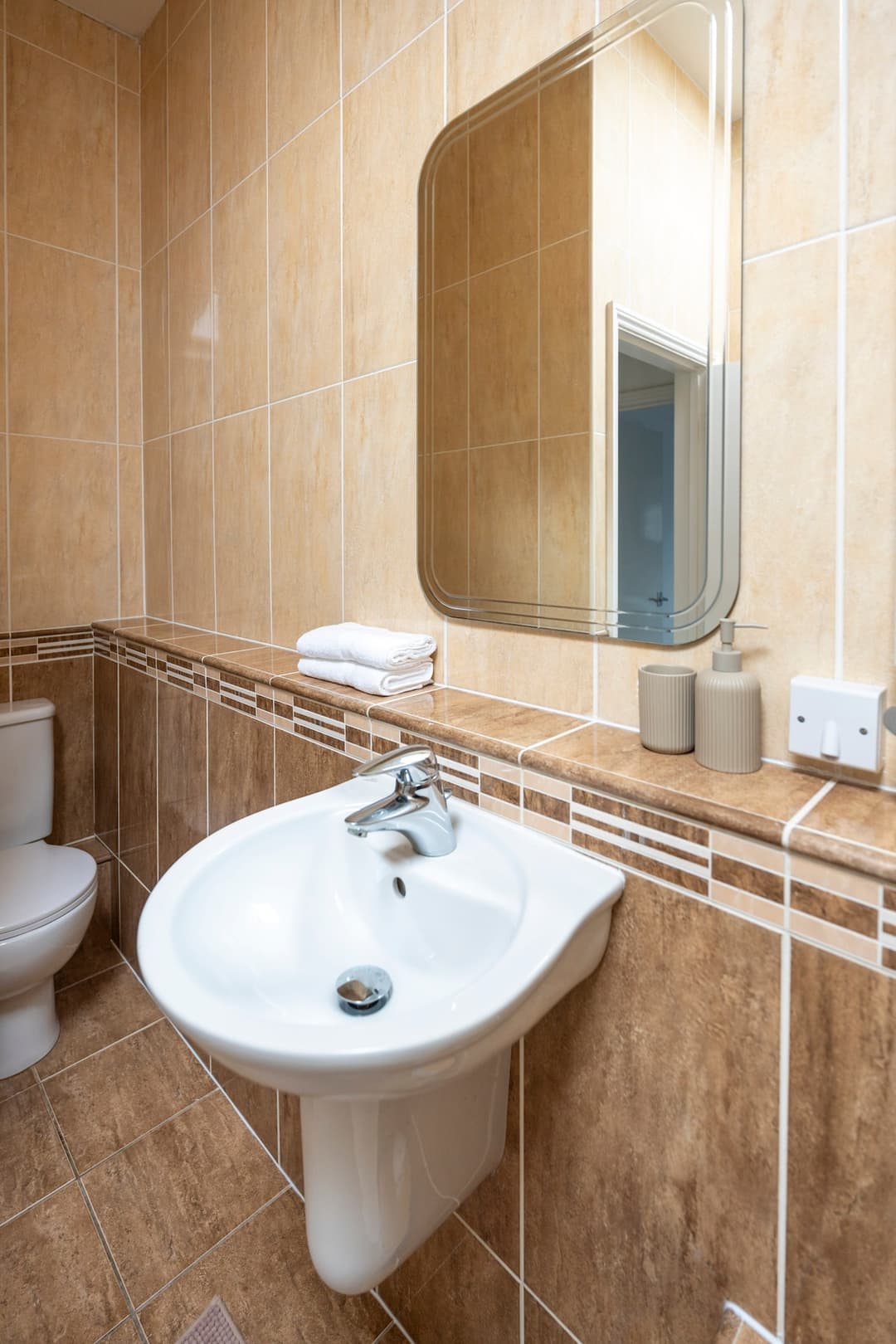 City apt ideal for contractors & weekend stays - View 7