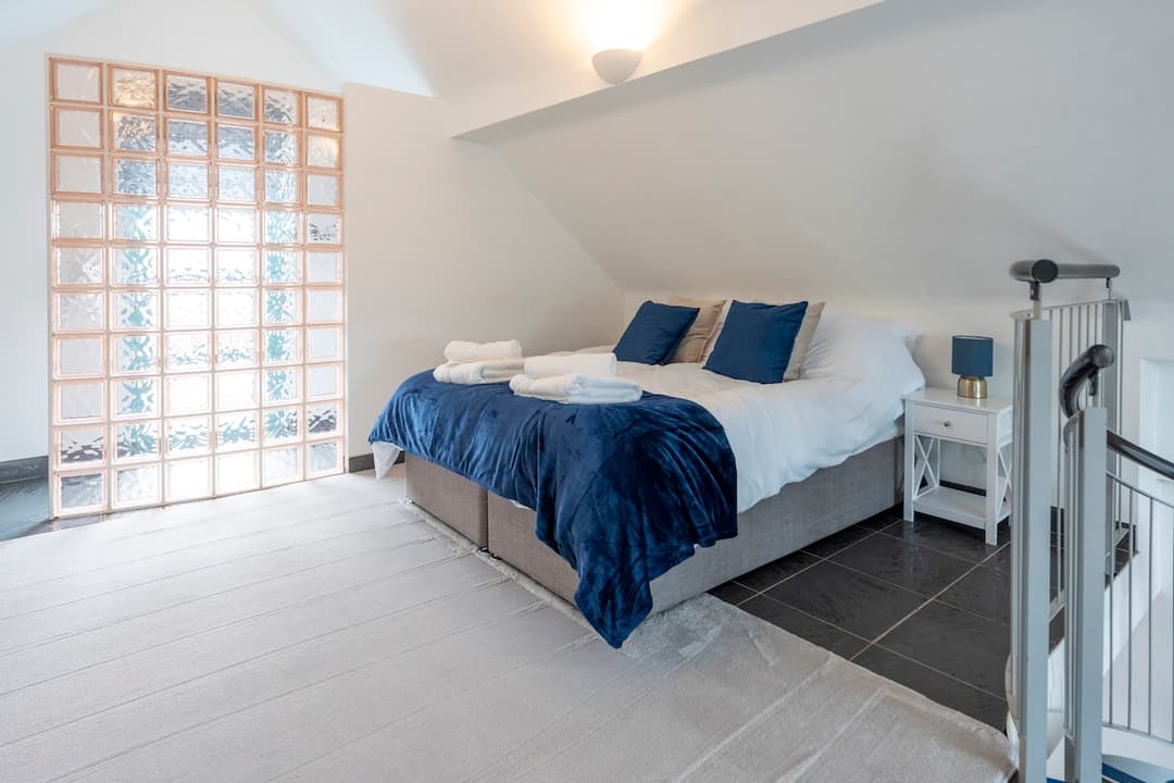 City apt ideal for contractors & weekend stays - View 8