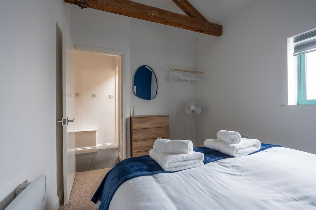 City apt ideal for contractors & weekend stays - View 9