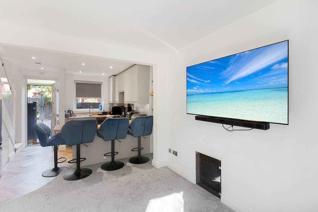  3 Bedroom Waterfront Cottage | Exeter  - View 1