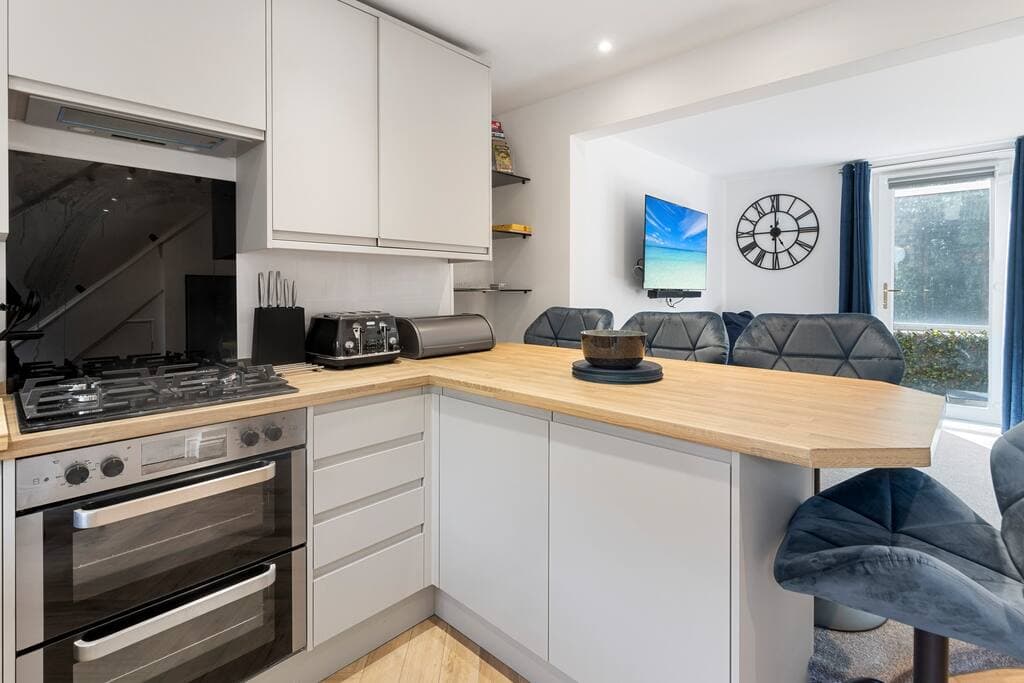  3 Bedroom Waterfront Cottage | Exeter  - View 6