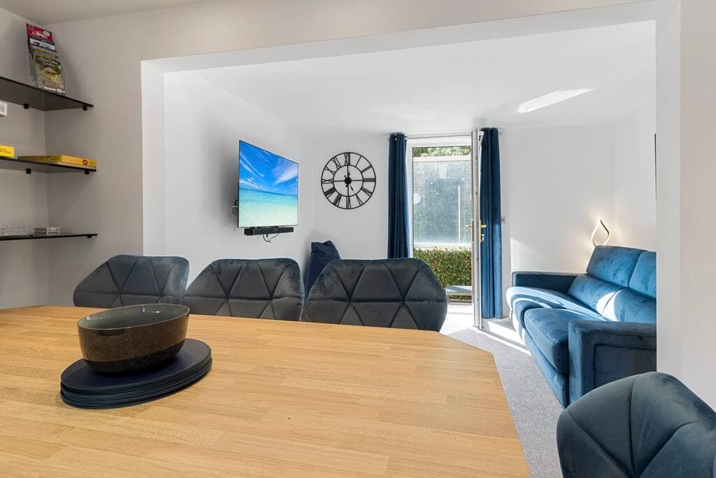  3 Bedroom Waterfront Cottage | Exeter  - View 8