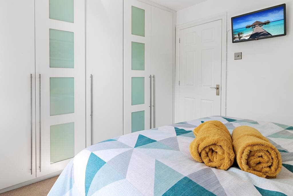  3 Bedroom Waterfront Cottage | Exeter  - View 10