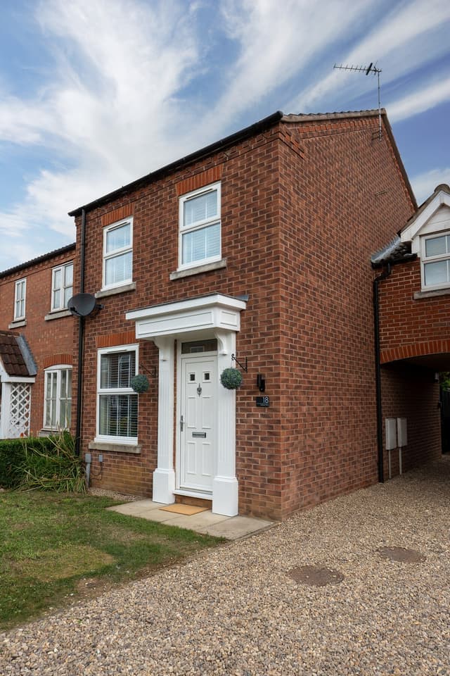 2 Bed Cottage Ideal For Contractors & W/end Stays   - View 2