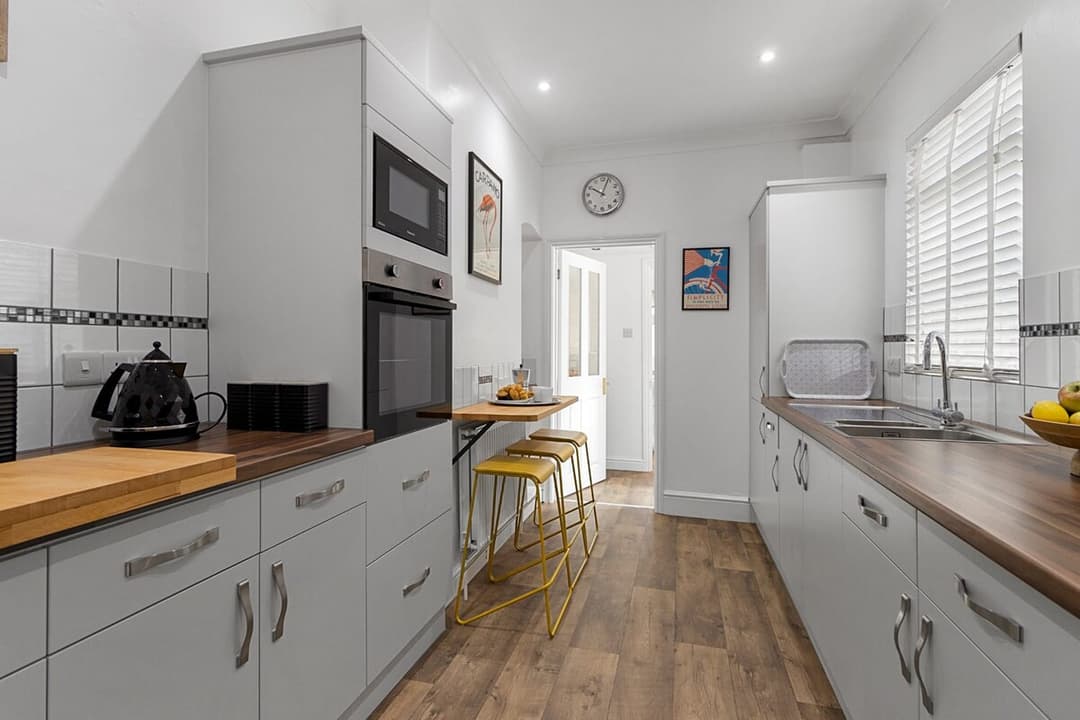 3 Bedroom House (sleeps 7) - Exeter - View 9