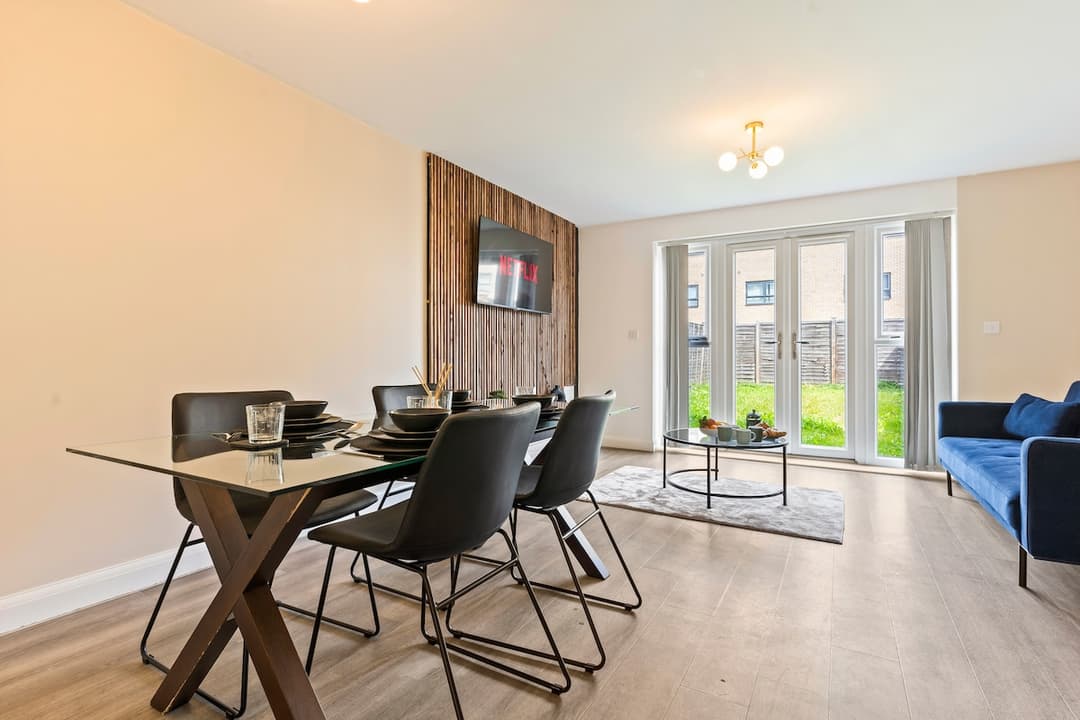 Modern City 2 Bedroom House | Work & Leisure | Free Parking - View 2