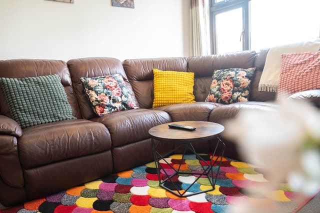2 Bedroom Apartment Near Sea Front In Southend - View 3