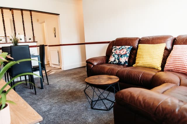 2 Bedroom Apartment Near Sea Front In Southend - View 2