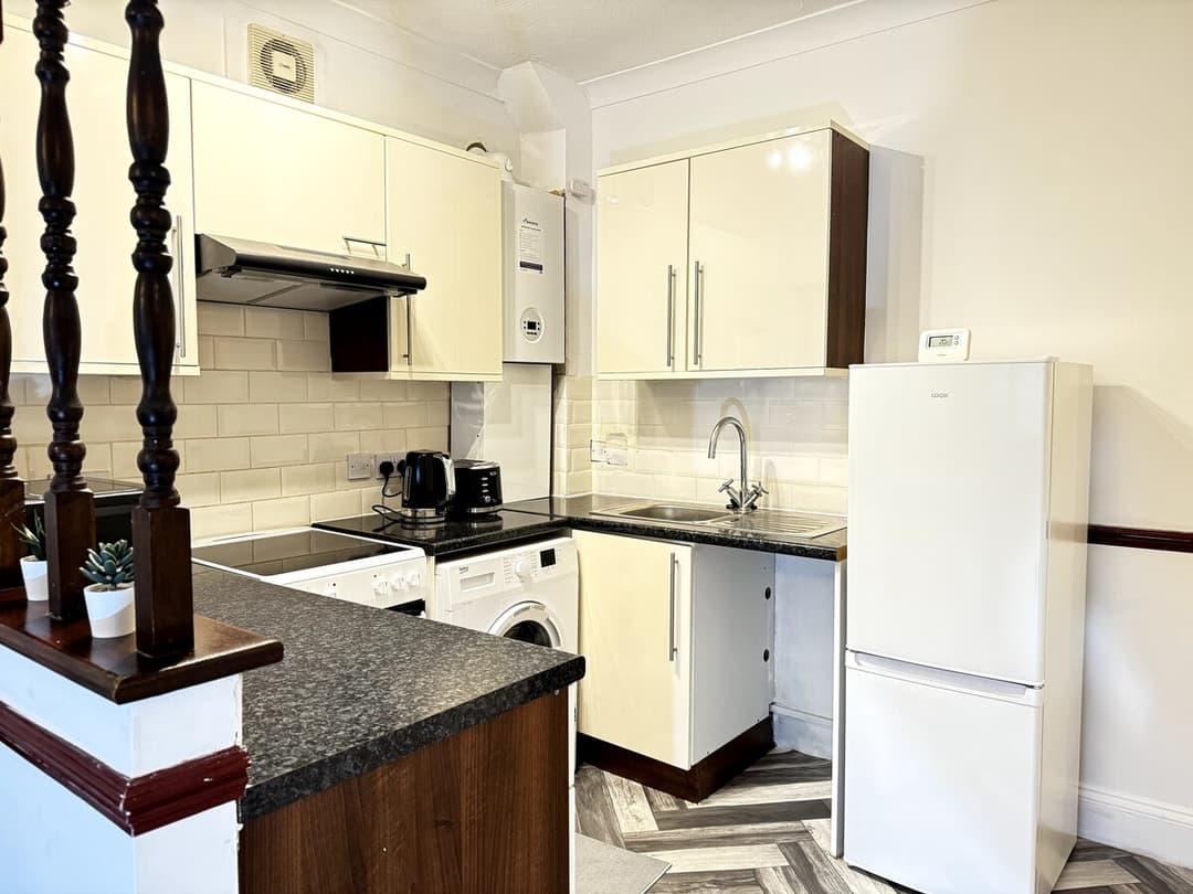 2 Bedroom Apartment Near Sea Front In Southend - View 11